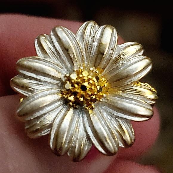 Silver Daisy sterling silver 925 stamped with gold plated rings, size 7 & 8. - Picture 4 of 7